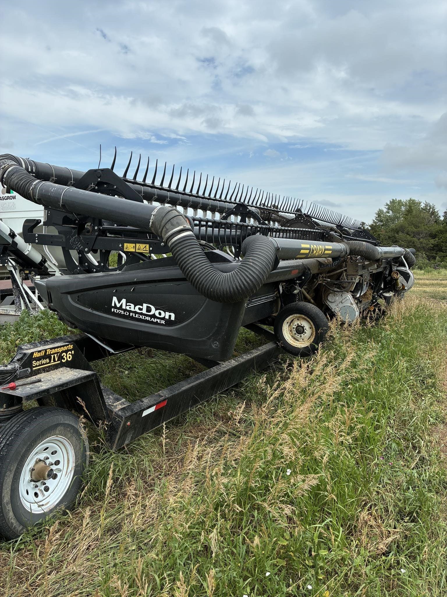 2018 MacDon FD75 Equipment Image0