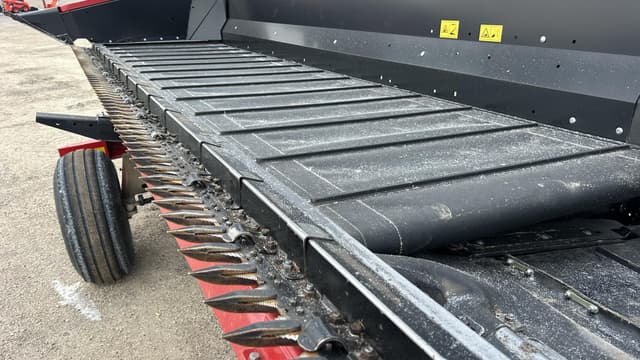 Image of MacDon FD75S equipment image 3