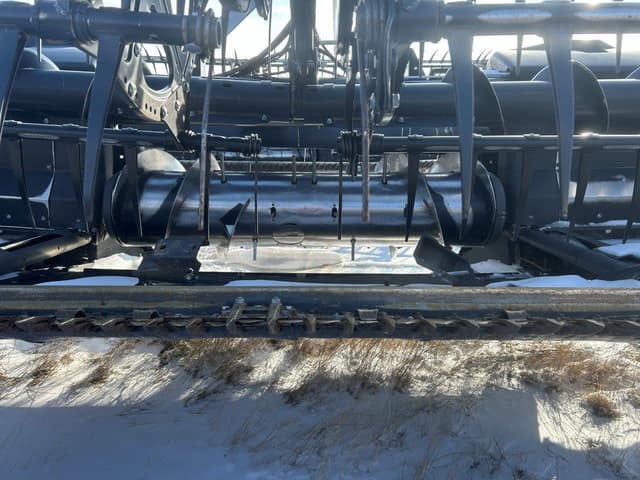 Image of MacDon FD75D equipment image 4