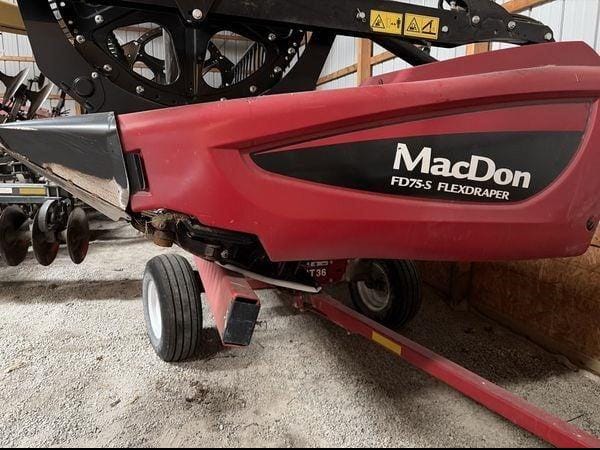 2018 MacDon FD75S Equipment Image0