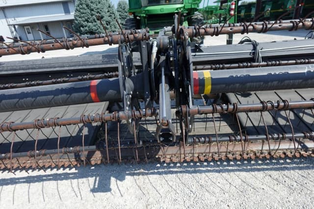 Image of MacDon D130 equipment image 3