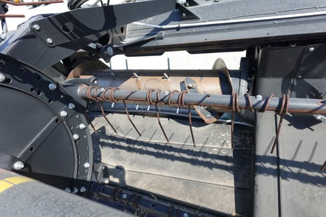 Image of MacDon D130 equipment image 4