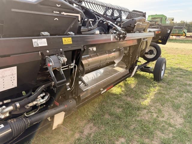 Image of MacDon FD130 equipment image 3