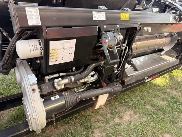 Image of MacDon FD130 equipment image 4