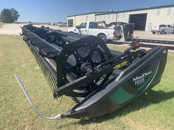 2018 MacDon FD135 Equipment Image0