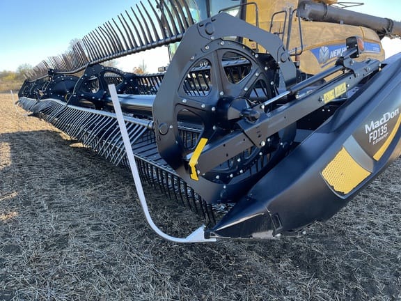 2018 MacDon FD135 Equipment Image0