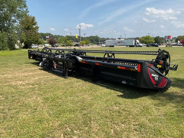 Image of MacDon FD140 equipment image 4