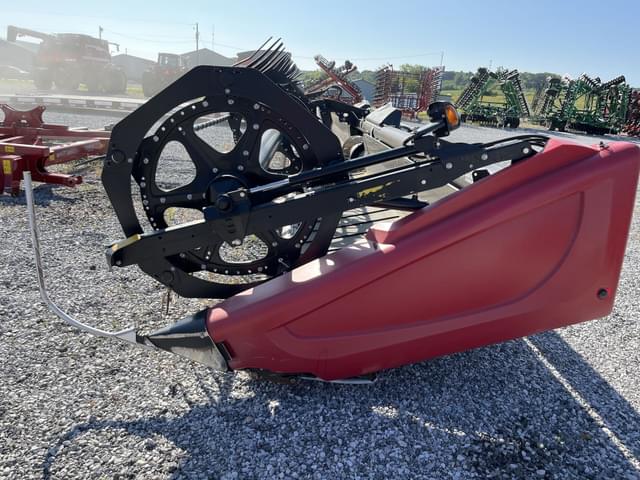 Image of MacDon FD75S equipment image 4