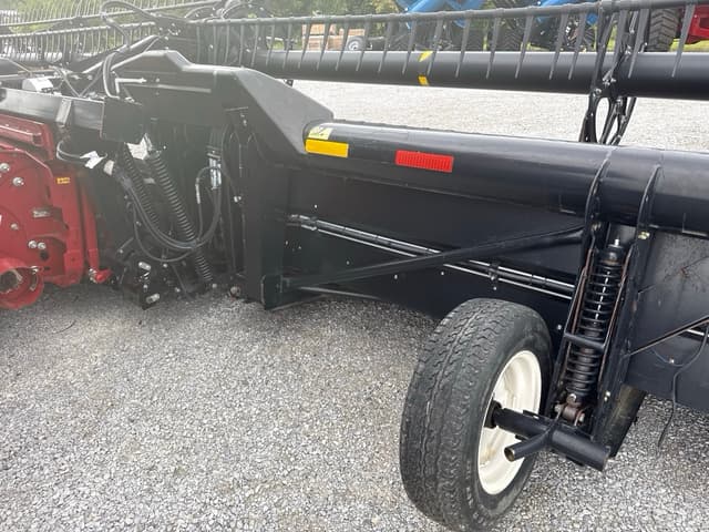 Image of MacDon FD75S equipment image 3