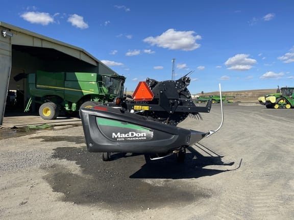 2018 MacDon FD75 Equipment Image0