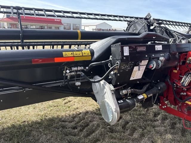 Image of MacDon FD75S equipment image 3