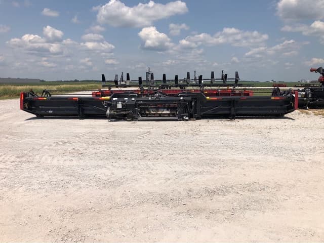 Image of MacDon FD75S equipment image 3