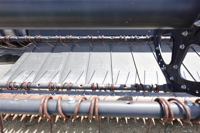 Image of MacDon FD75S equipment image 2