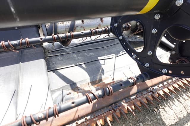 Image of MacDon FD75S equipment image 4