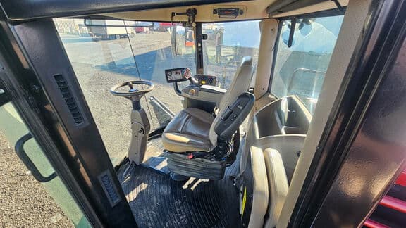 Image of MacDon M1240 equipment image 4