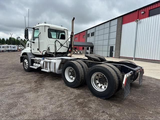 Image of Mack CH613 equipment image 3