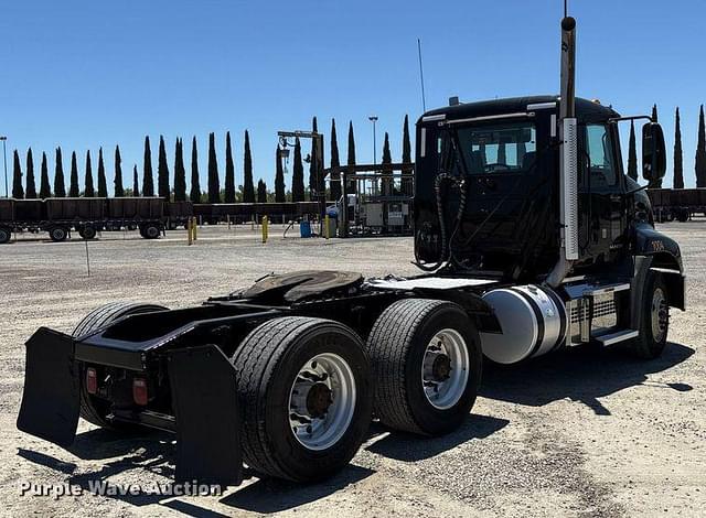 Image of Mack CXU613 equipment image 4