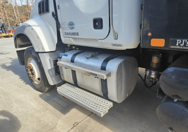 Image of Mack Granite equipment image 2