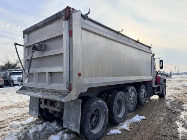 Image of Mack Granite GU713 equipment image 2