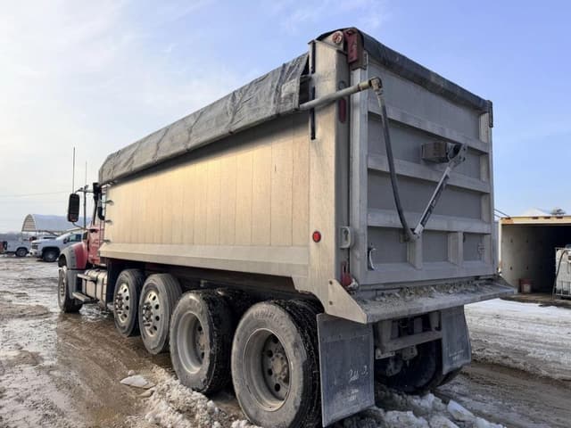 Image of Mack Granite GU713 equipment image 4