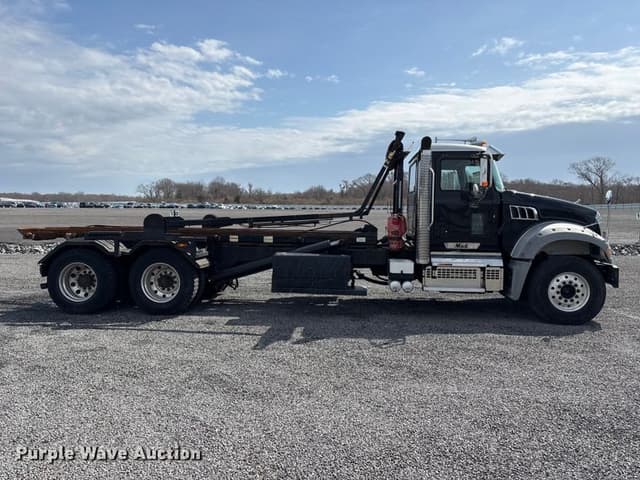 Image of Mack GU713 equipment image 3