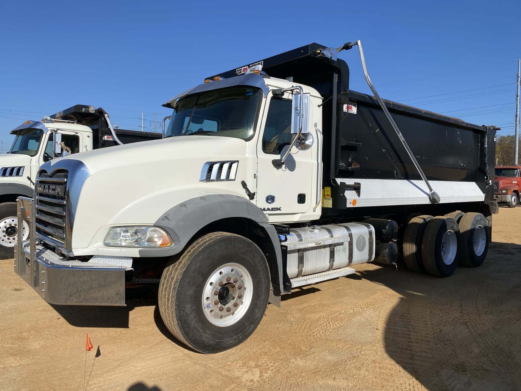 2018 Mack GU813 Equipment Image0
