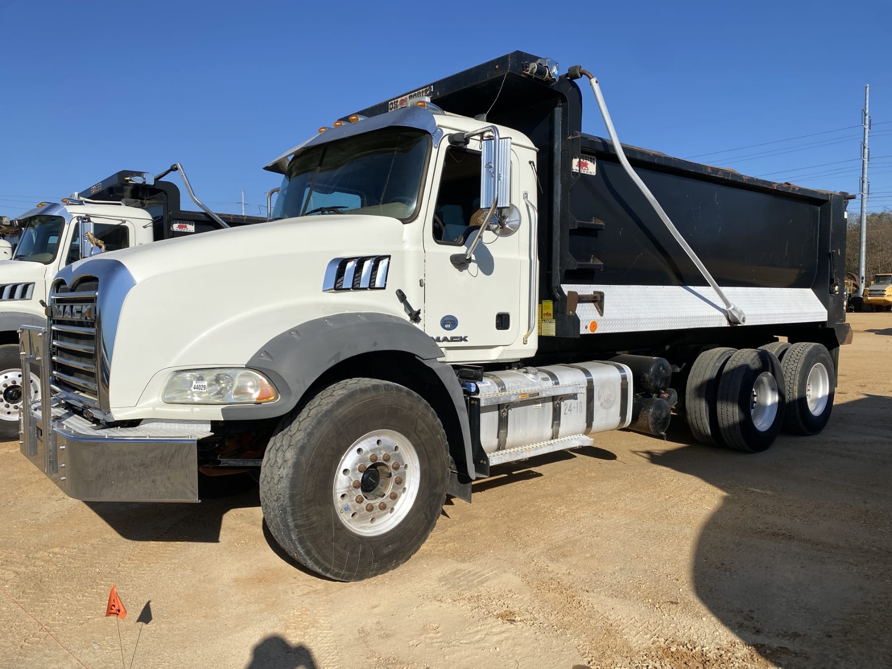 2018 Mack GU813 Equipment Image0