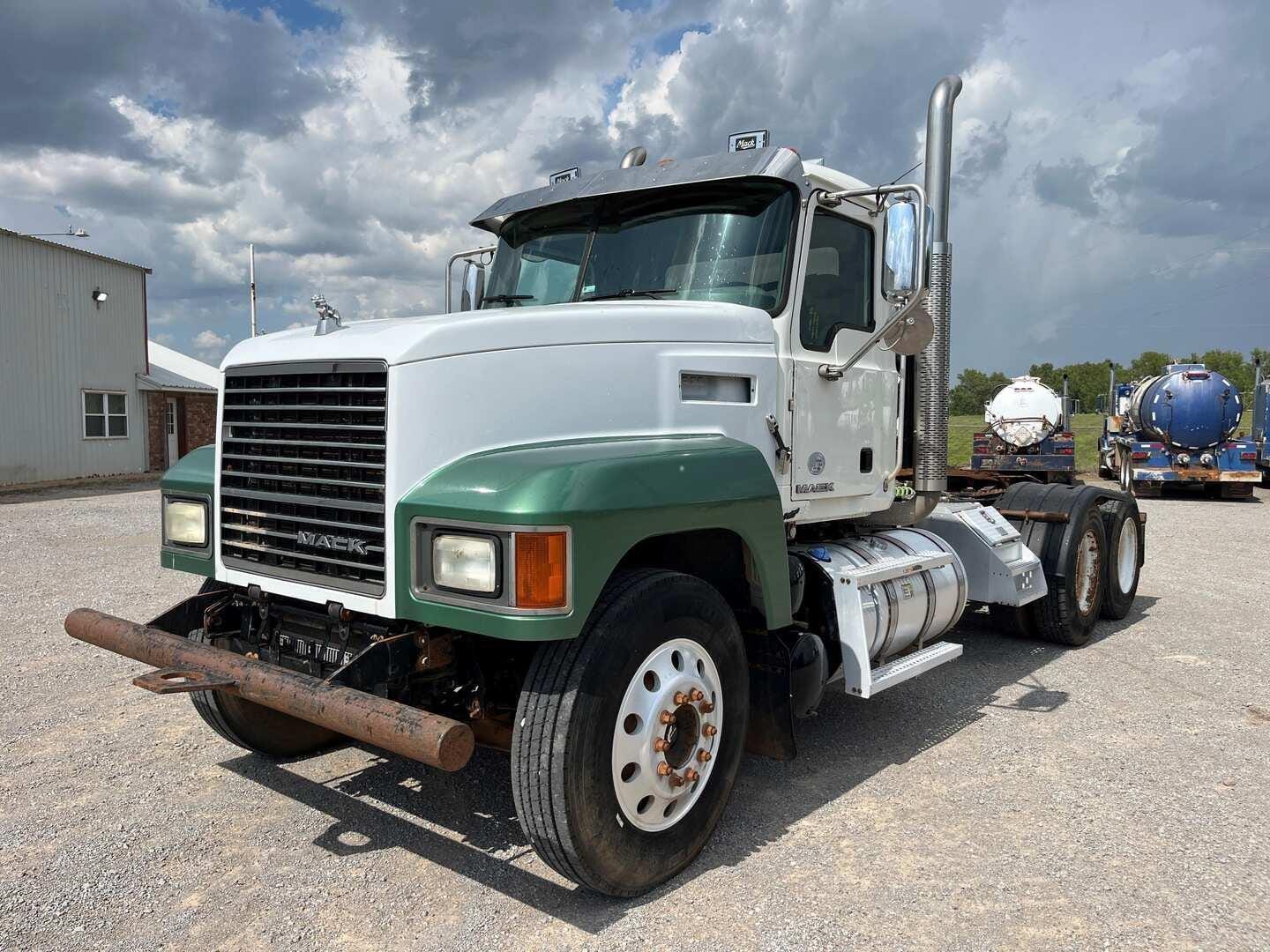 2018 Mack Pinnacle CHU613 Equipment Image0