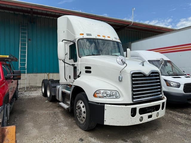 Image of Mack Pinnacle CXU613 equipment image 2