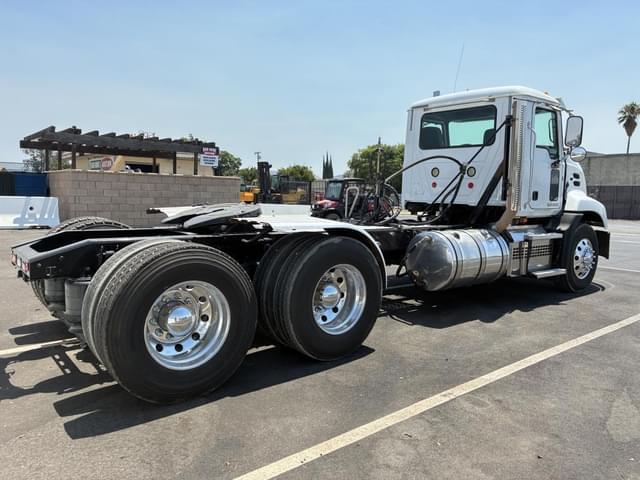 Image of Mack Pinnacle CXU613 equipment image 2
