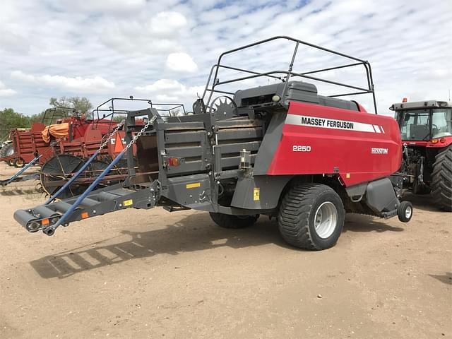 Image of Massey Ferguson 2250 equipment image 2