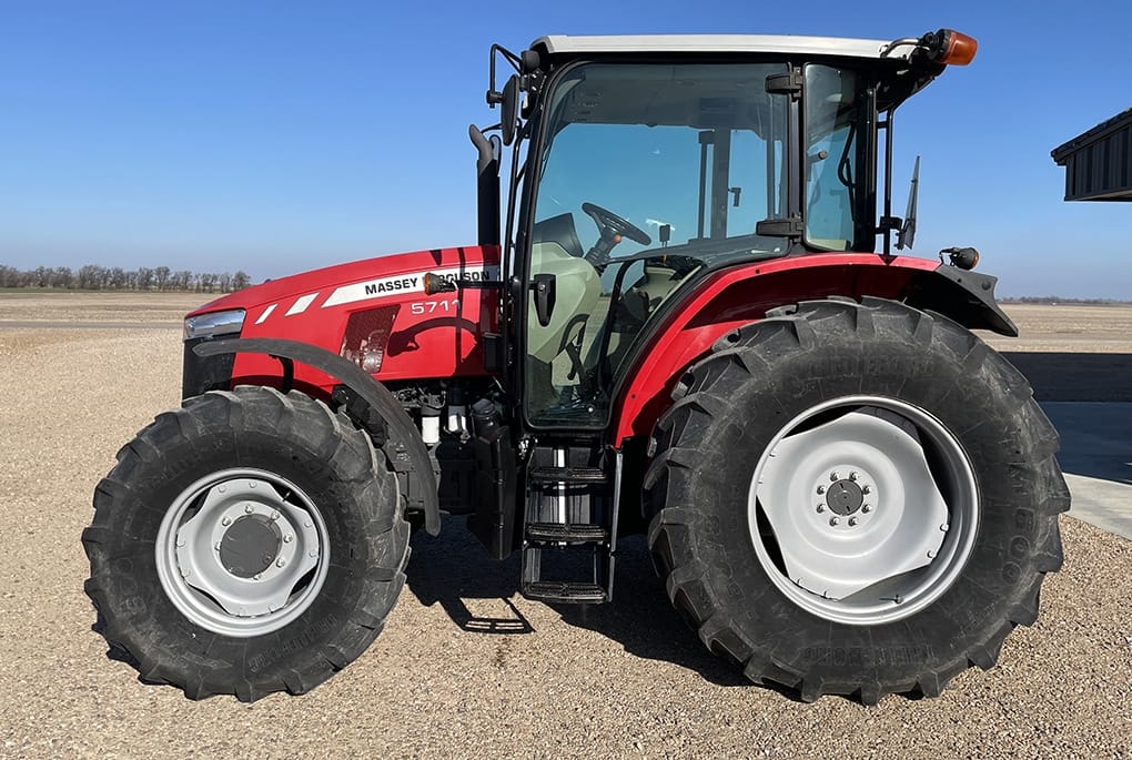 Massey Ferguson 5711 Equipment Image0