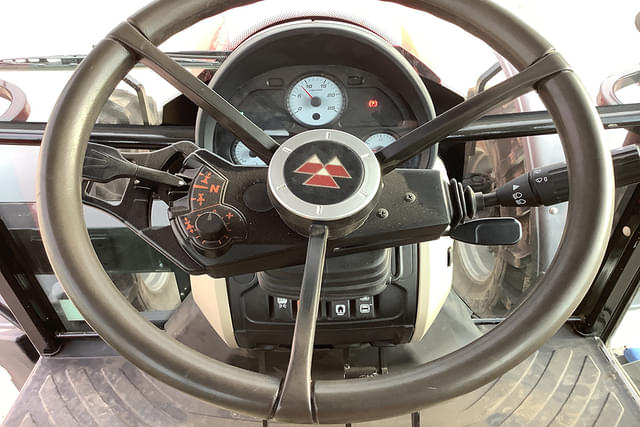 Image of Massey Ferguson 5711 equipment image 3