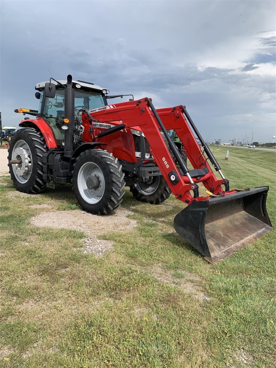 2018 Massey Ferguson 7724 Equipment Image0