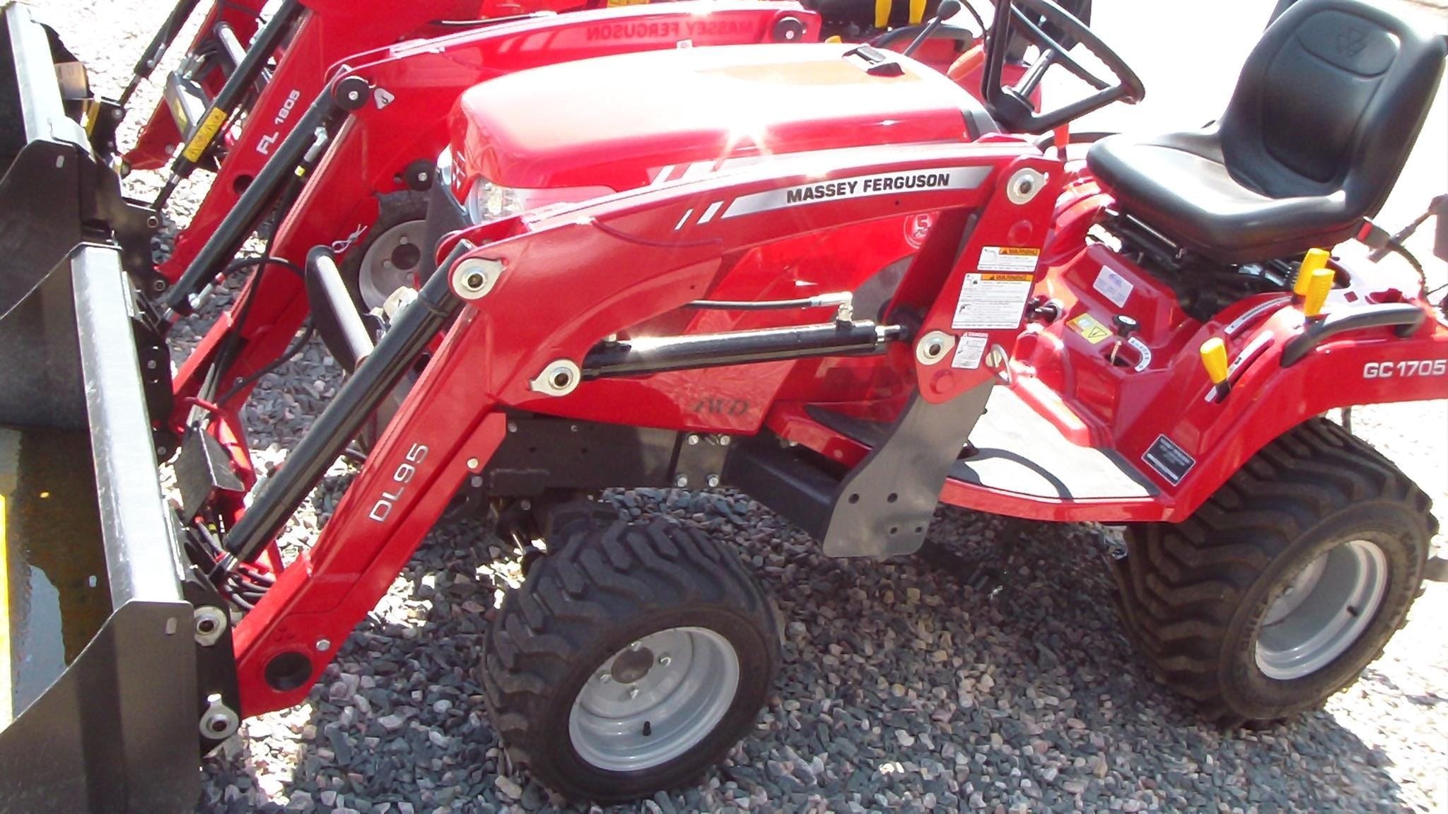 2018 Massey Ferguson GC1705 Equipment Image0