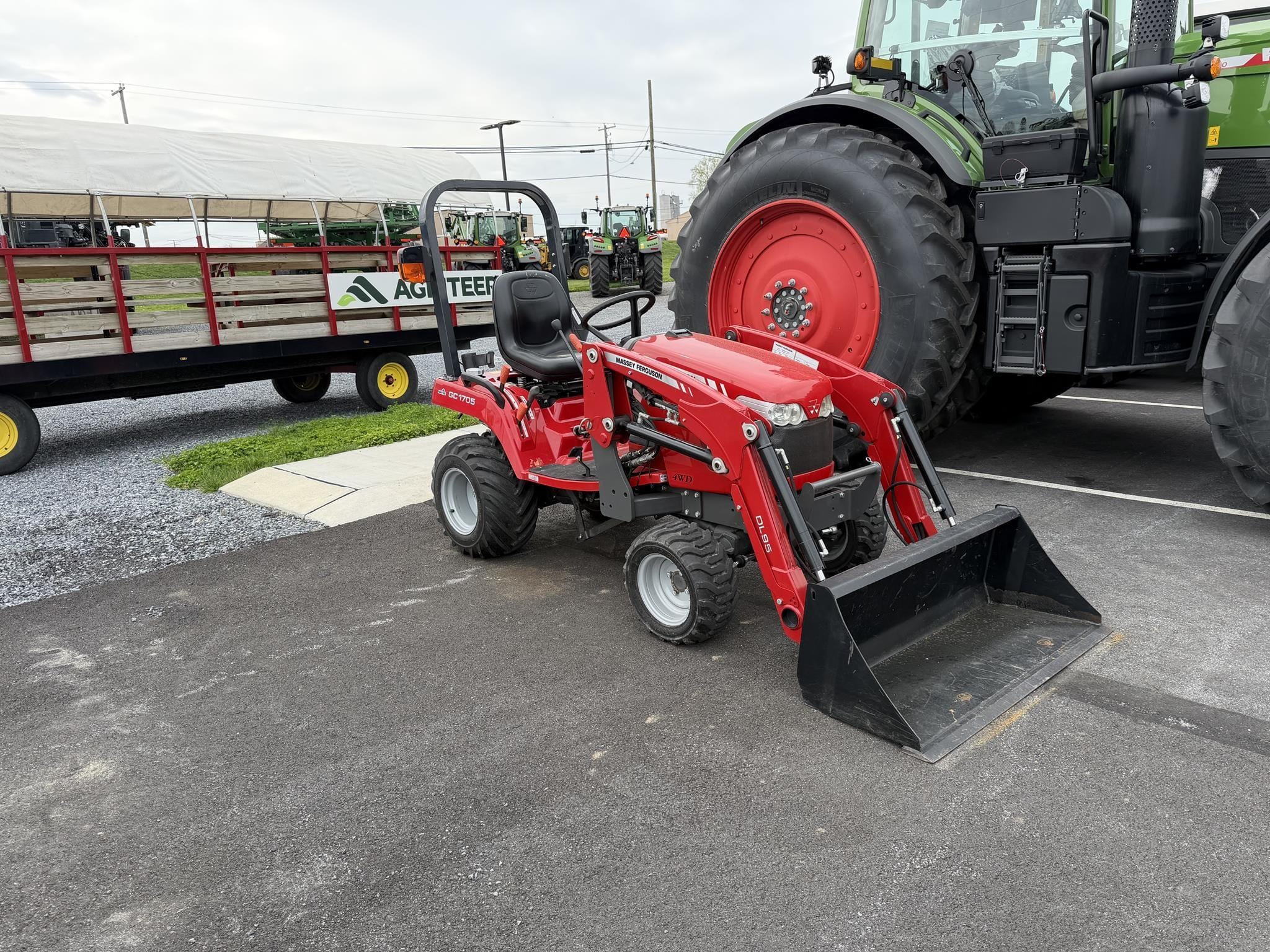 2018 Massey Ferguson GC1705 Equipment Image0