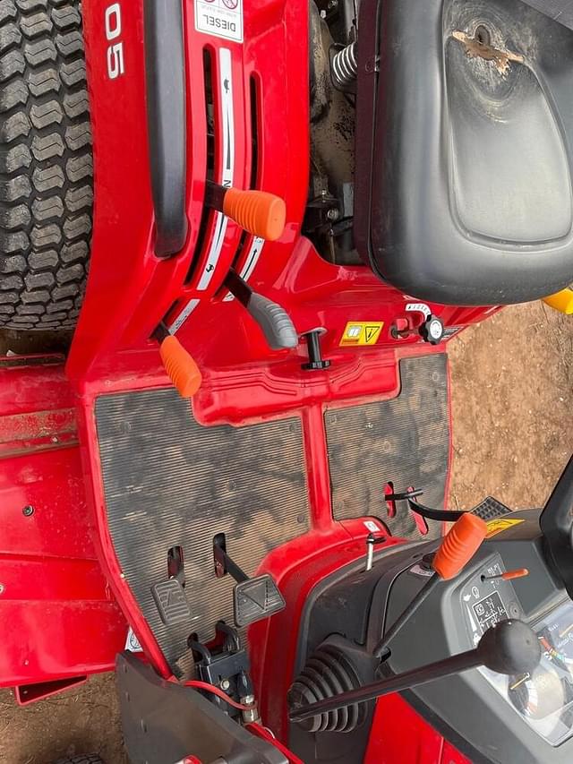 Image of Massey Ferguson GC1705 equipment image 4