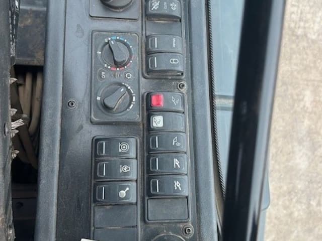 Image of John Deere 344L equipment image 4