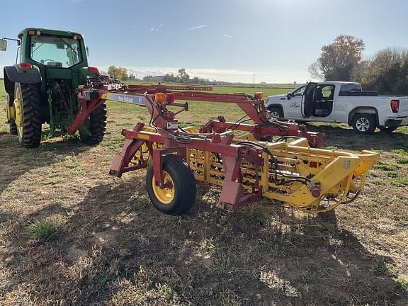 Image of New Holland 216 equipment image 1