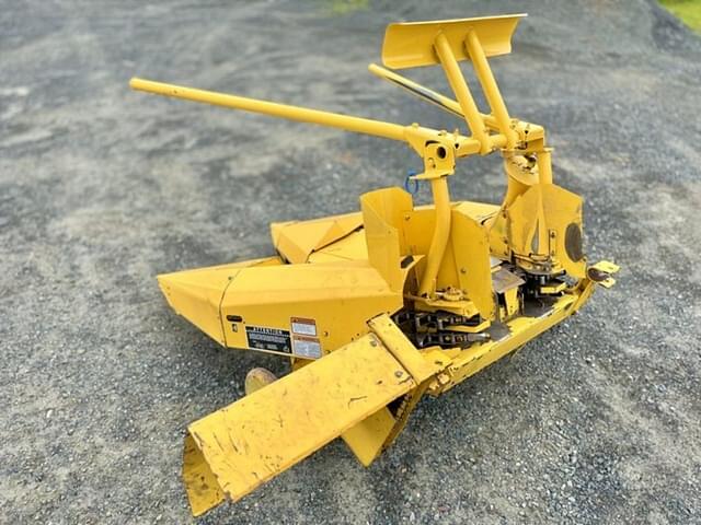 Image of New Holland 824 equipment image 2