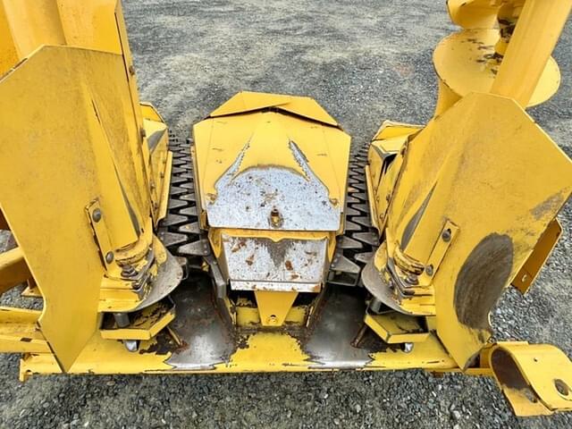 Image of New Holland 824 equipment image 4