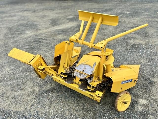 Image of New Holland 824 equipment image 3