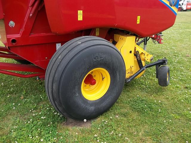 Image of New Holland RB560 Specialty Crop equipment image 4