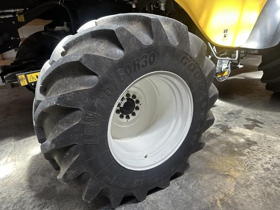 Image of New Holland CR6.90 equipment image 4