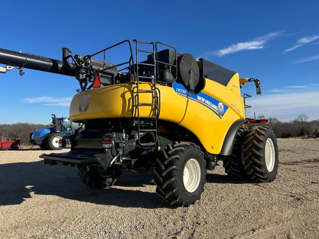 Image of New Holland CR7.90 equipment image 2