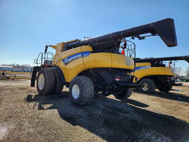 Image of New Holland CR7.90 equipment image 2