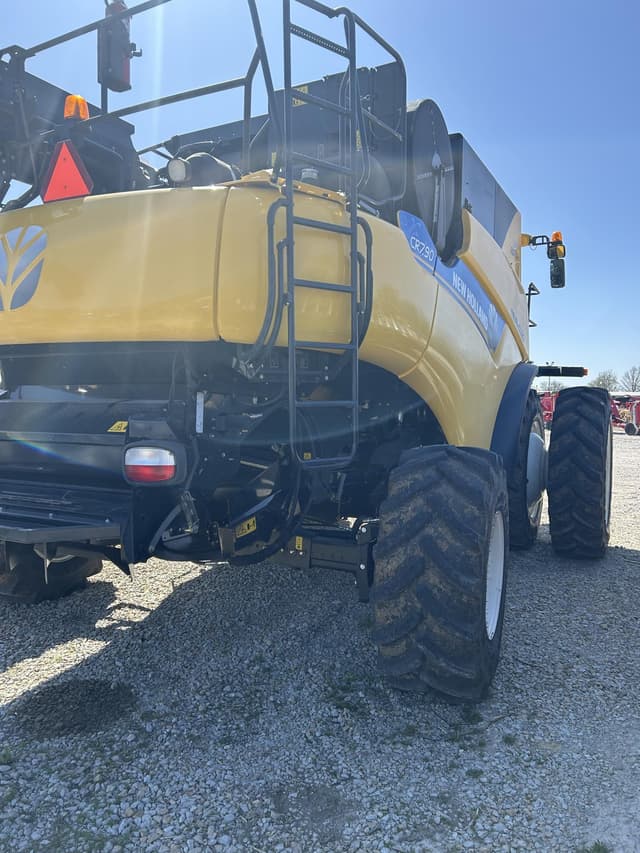 Image of New Holland CR7.90 equipment image 4