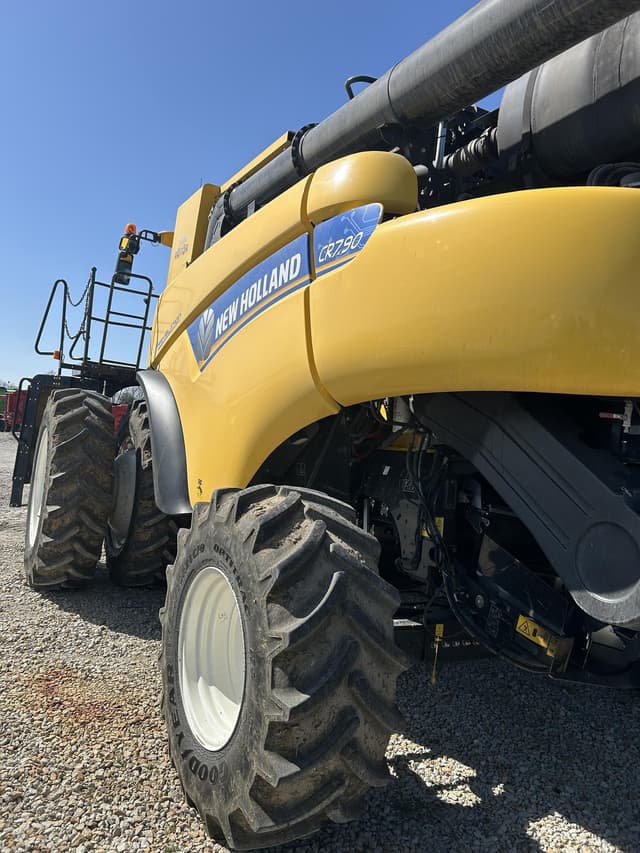 Image of New Holland CR7.90 equipment image 3