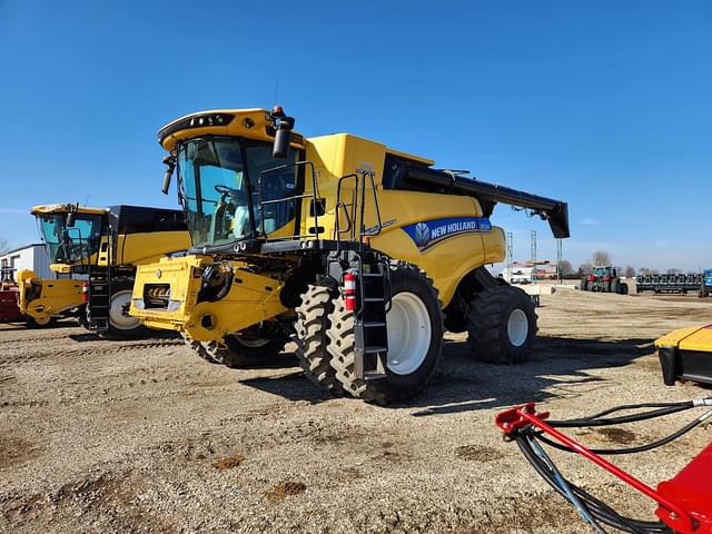 Image of New Holland CR7.90 equipment image 1