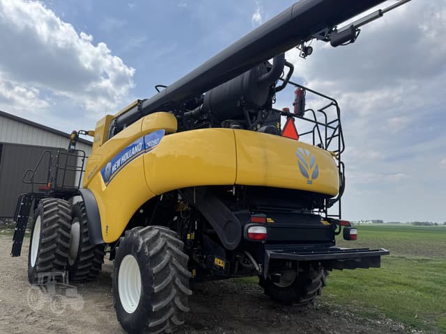 Image of New Holland CR7.90 equipment image 4
